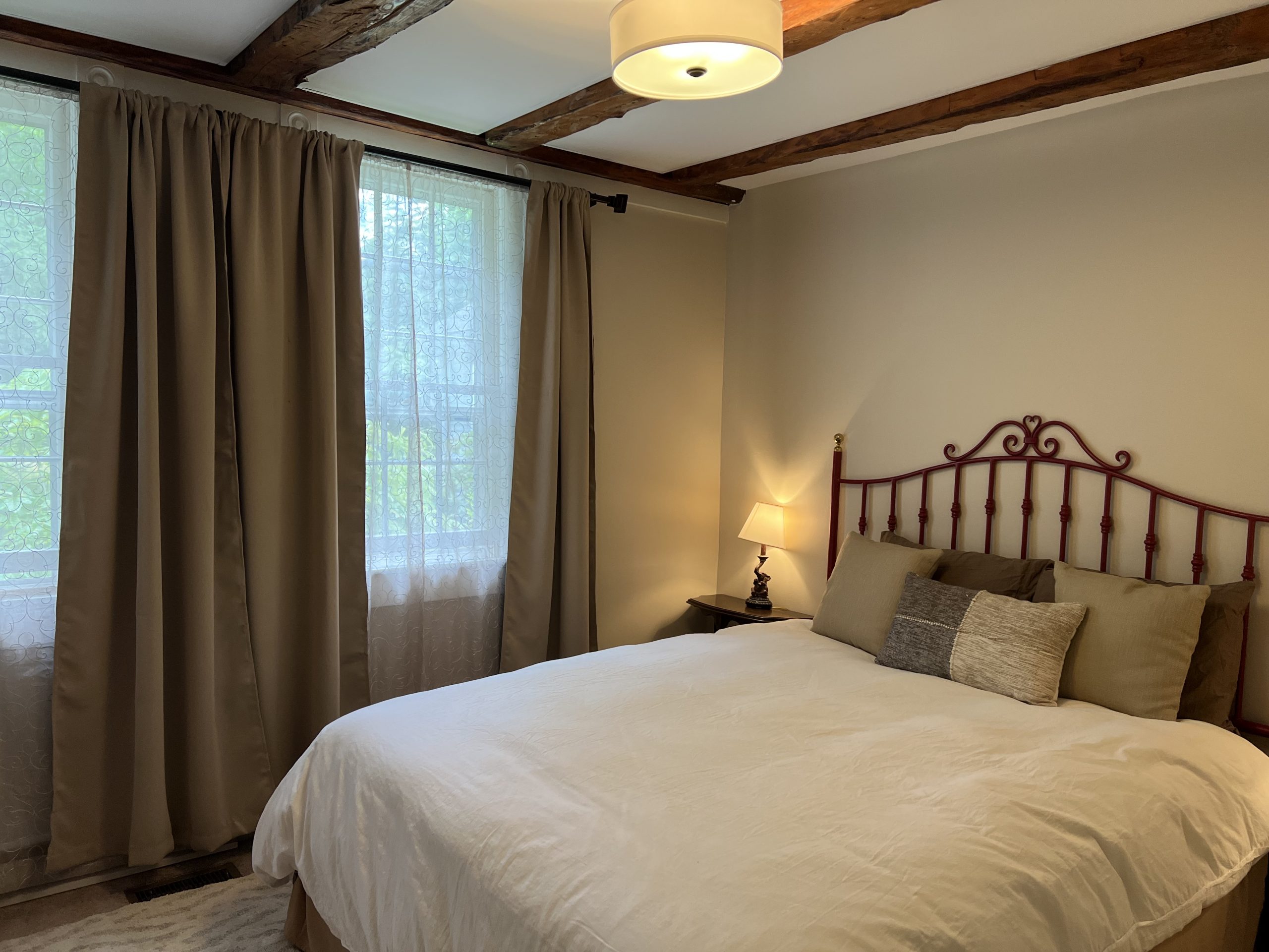 Antique Queen Room - Independence Inn - NH