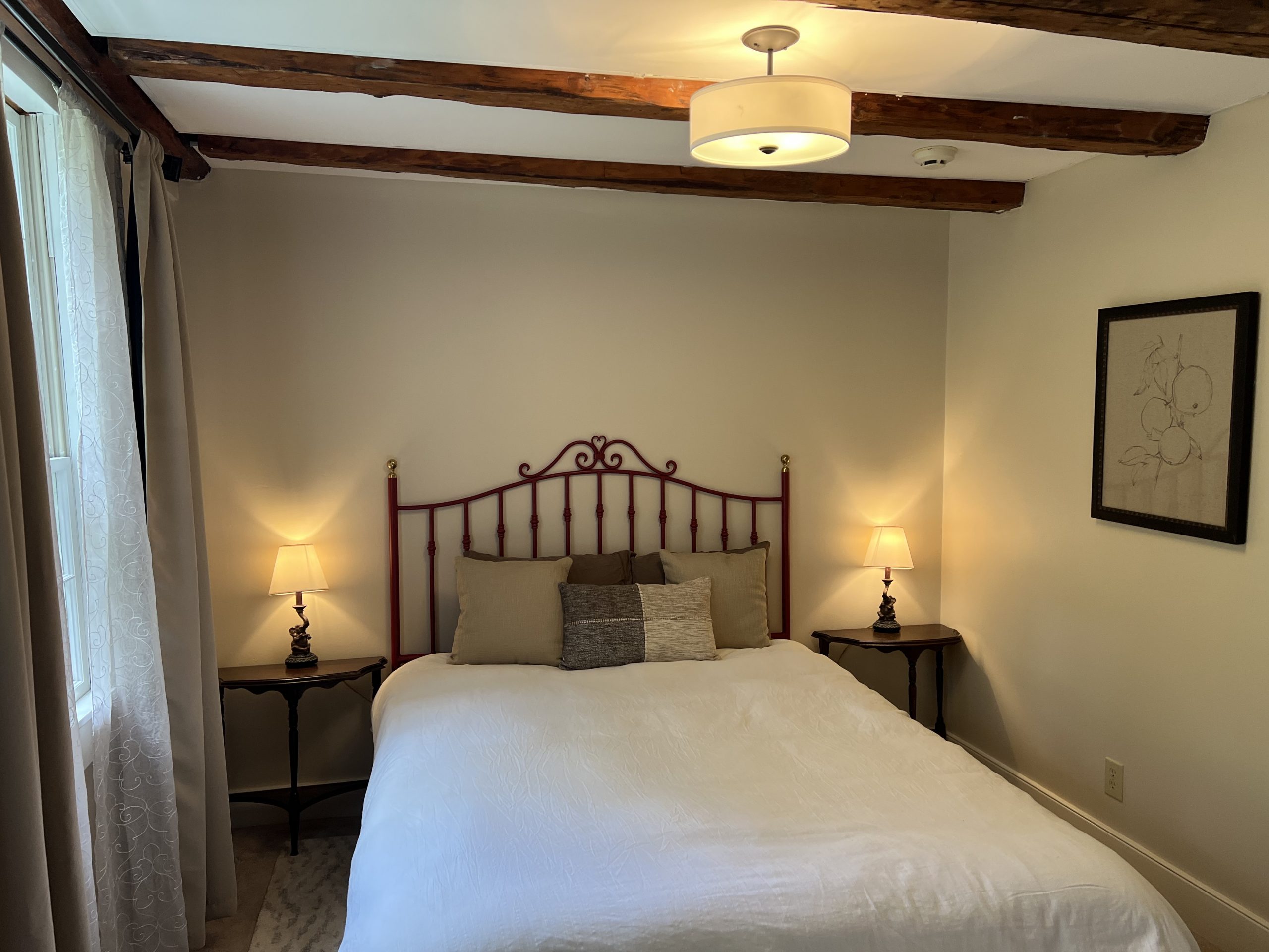 Antique Queen Room - Independence Inn - NH