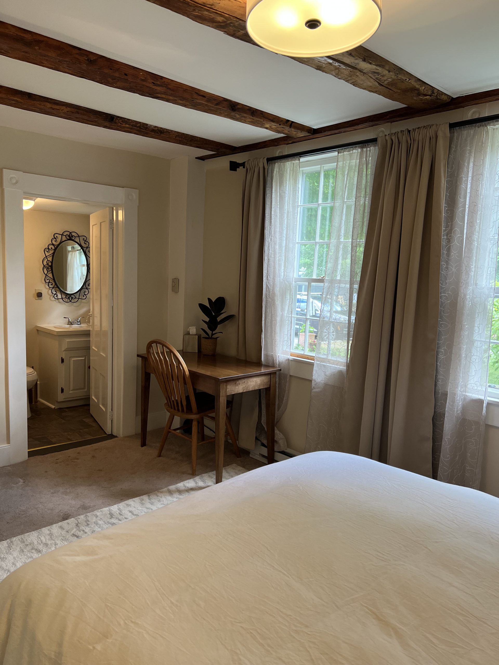 Antique Queen Room - Independence Inn - NH