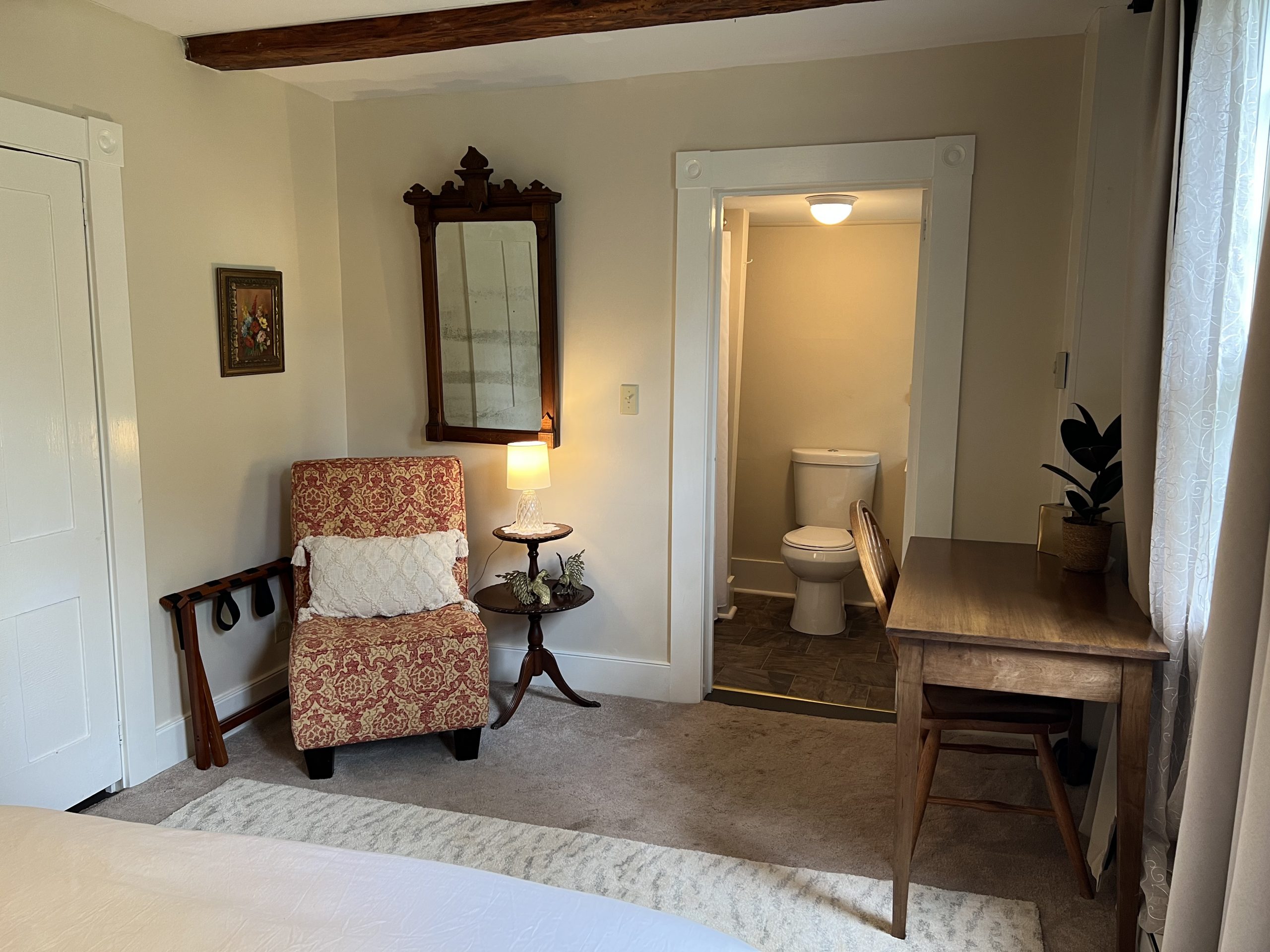 Antique Queen Room - Independence Inn - NH