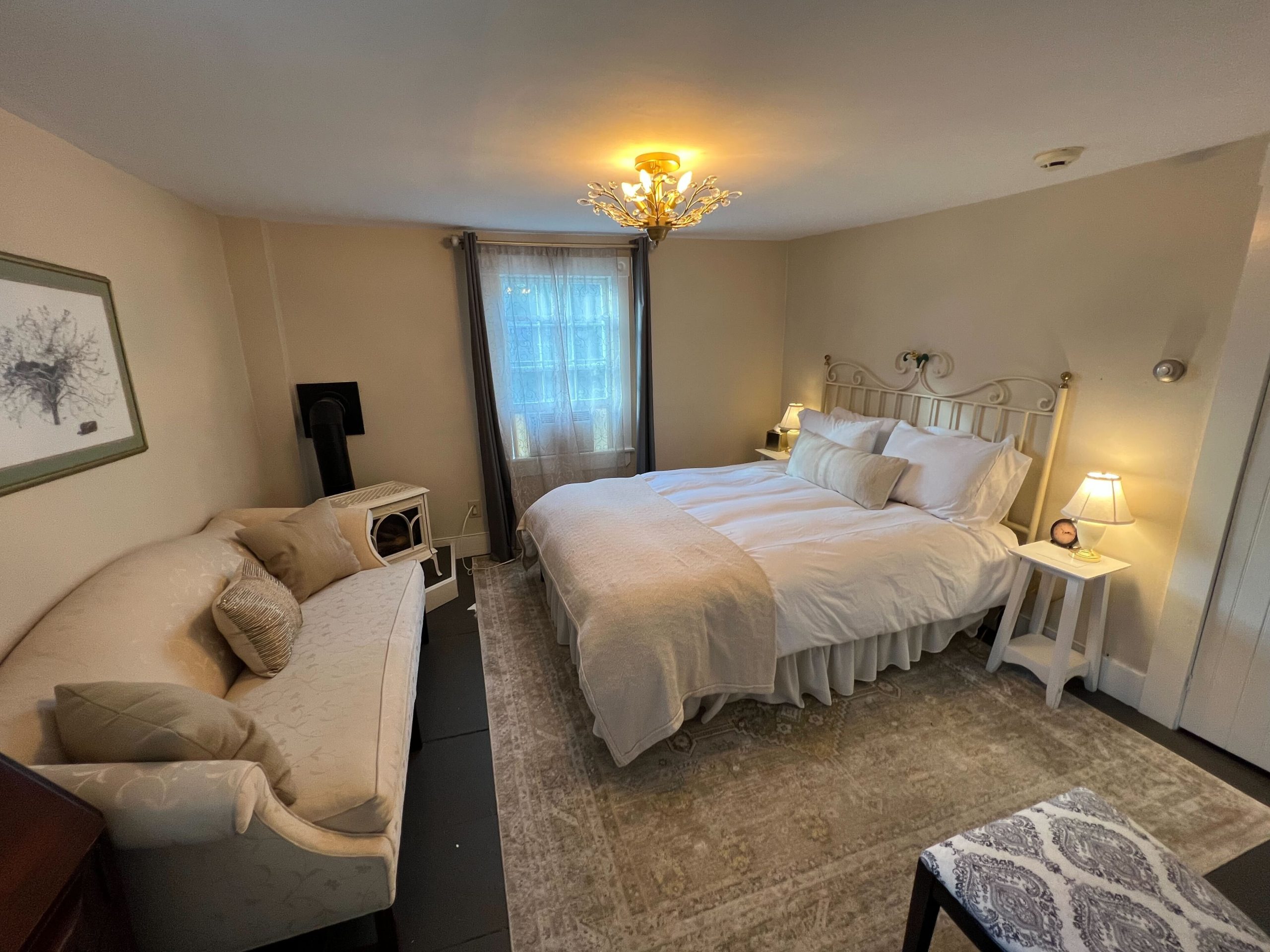 Luxury Queen Room - Independence Inn - Strafford, NH