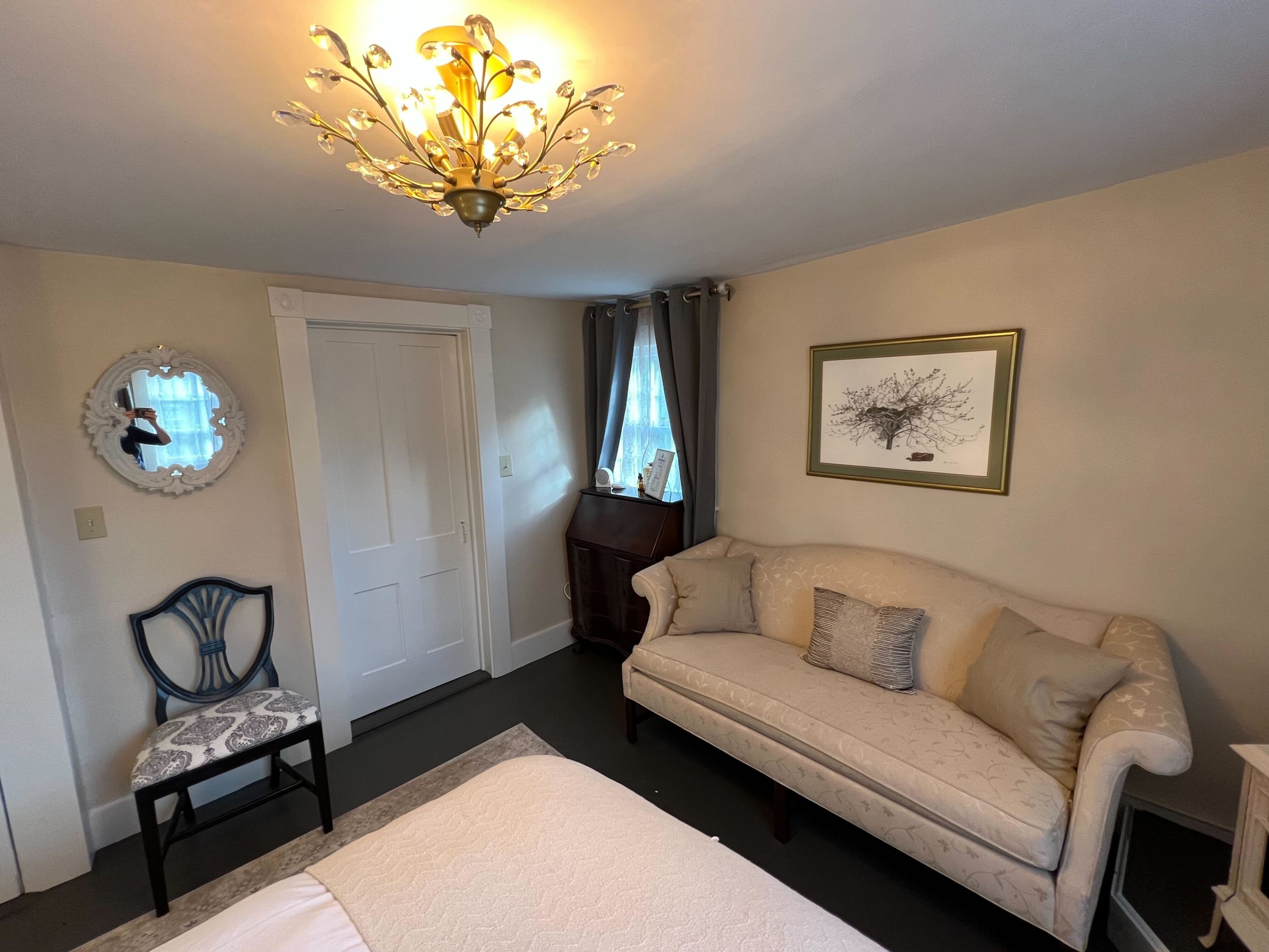 Luxury Queen Room - Independence Inn - Strafford, NH